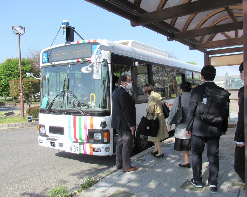 埼玉工大、入学式で初めて新入生を大型自動運転スクールバスで送迎～学生が自動運転スクールバスの通学でAI技術の応用を体験～