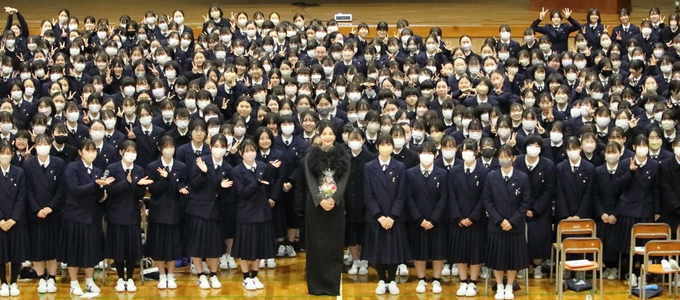 光ヶ丘女子高等学校×カンコー学生服「知花くららさんから学ぶ　トライすることの大切さ」モデル・知花くららによる講演会実施！