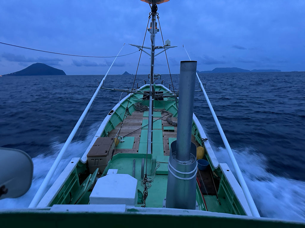 自社所有の船で獲った鮮魚を最速で自社の飲食店や小売店へ！社有船の「辨天丸（べんてんまる）」がいよいよ本格始動、下田港より初漁へ出航。